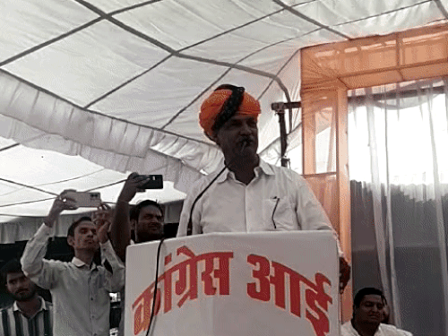 Former MLA of Asind started abusing from the stage itself, VIDEO