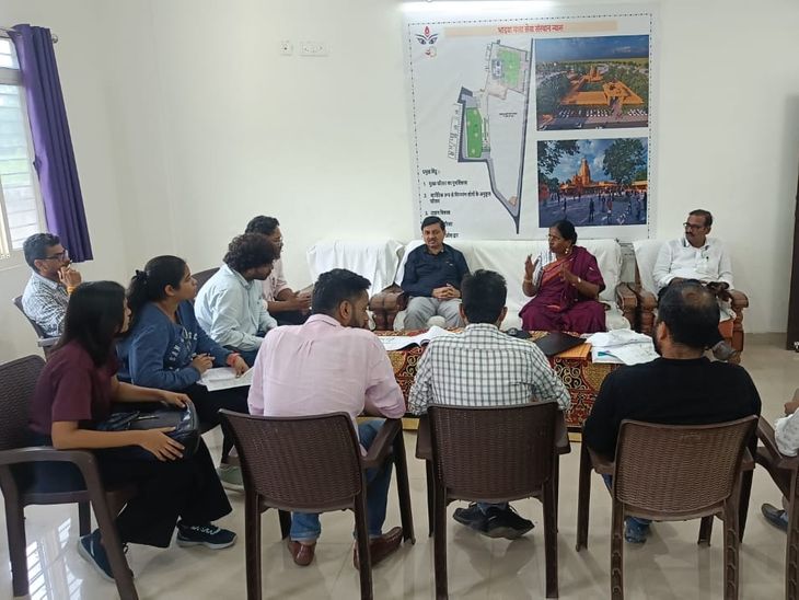Collector Jain reviewed the progress of master plan works in Bhadwamata ...