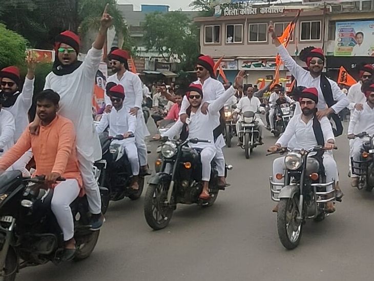 Vehicle rally before royal ride