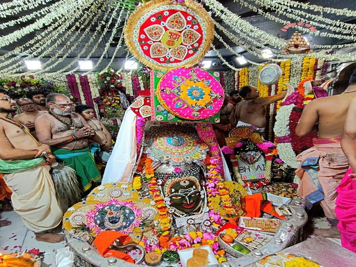 Rakhi tied to Mahakal first | सबसे पहले महाकाल को बांधी राखी: भस्म आरती ...