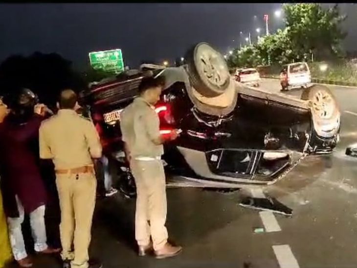 Car overturned on Shaheed Path in Lucknow