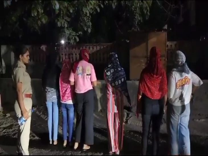 police action on spa center स्पा सेंटर पर पुलिस की कार्रवाई मसाज के