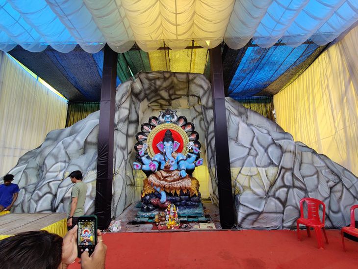 The pandal was prepared overnight like before | रातभर में पहले की तरह ...