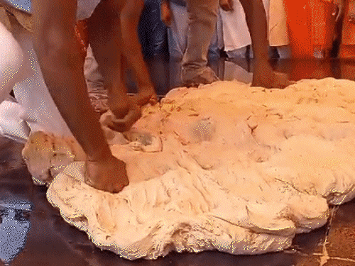 The largest roti made from 207 kg flour, VIDEO
