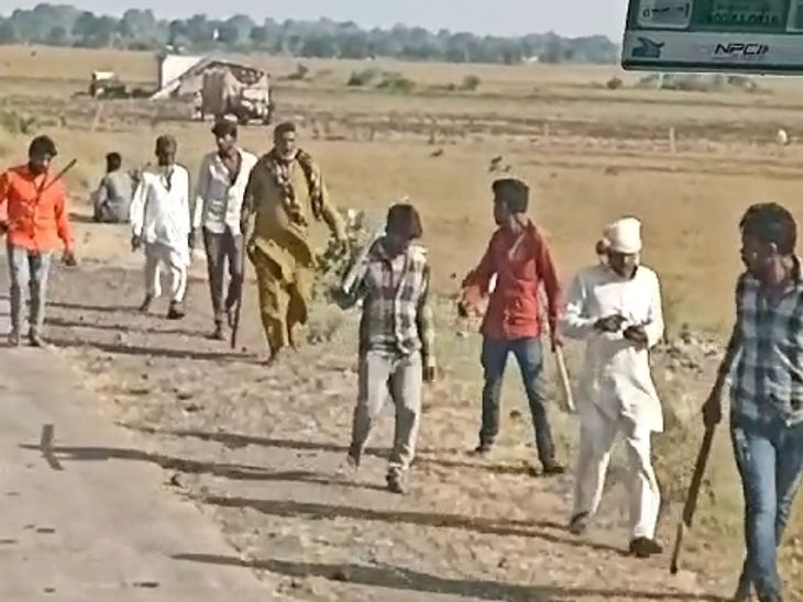 Dispute between two sides of Beldar community, sticks used | बेलदार ...