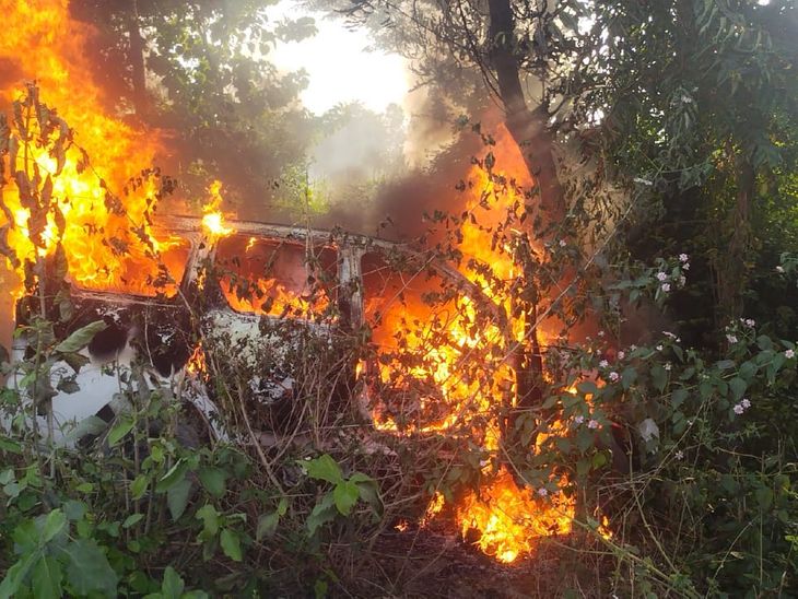 Xylo turns into ball of fire after hitting tree | पेड़ से टकराने के बाद ...