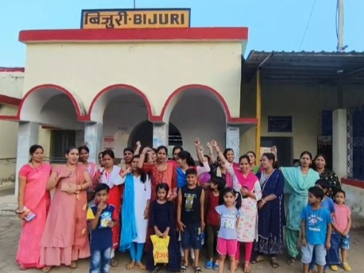 Loco-pilot's wives raised slogans at Bijuri station | लोको-पायलट की ...