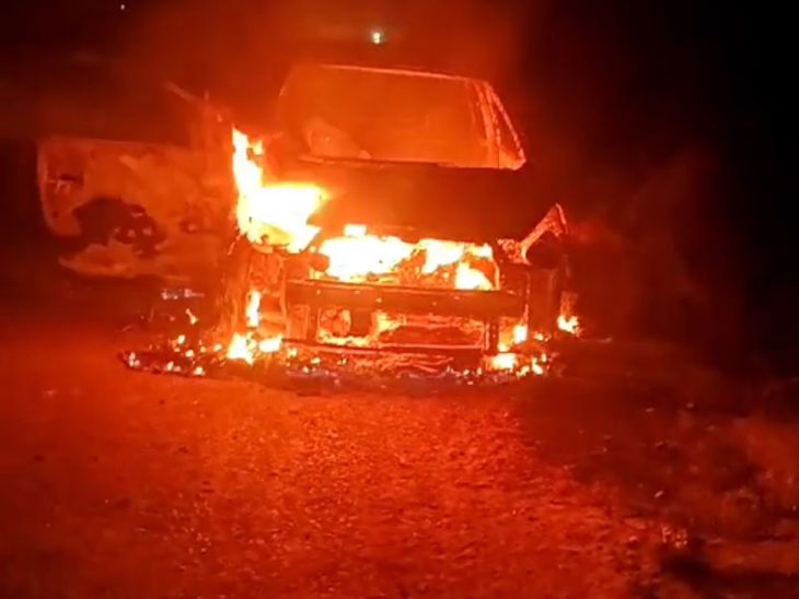 Moving car turns into ball of fire in Hathras, VIDEO | हाथरस में चलती कार बनी आग का गोला, VIDEO: चालक ने कूदकर बचाई जान, सड़क पर लगा जाम; देखते-देखते राख हो गई कार - Hathras News | Dainik Bhaskar