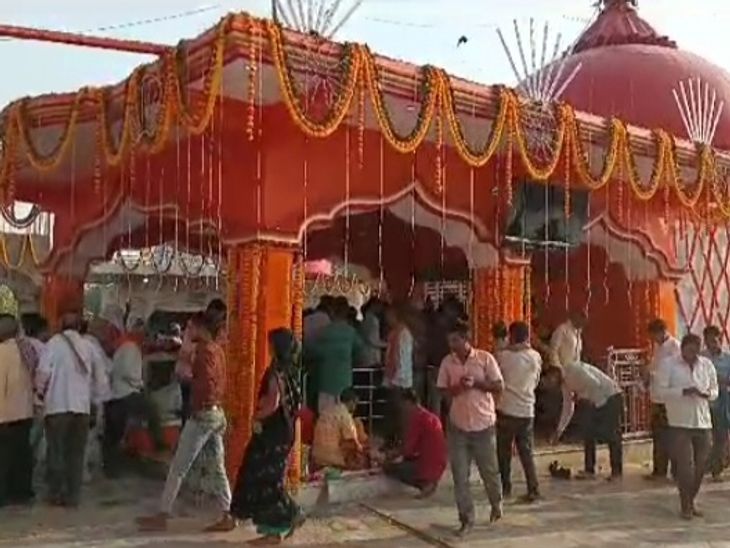 Devotees gathered at Shakti Peeth Maa Kalikan Dham in Amethi