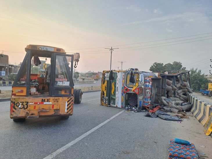 Truck lost control and overturned on NH-44 highway | NH-44 हाइवे पर ...