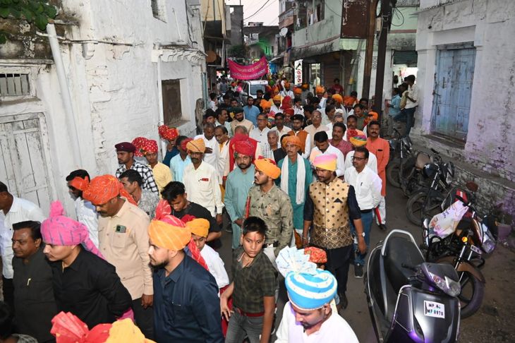 Rajput chieftains behind Balaji's palki | बालाजी की पालकी के पीछे निकले ...