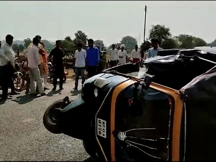 Auto rickshaw and motorcycle collide | ऑटो रिक्शा और मोटर साइकिल की ...