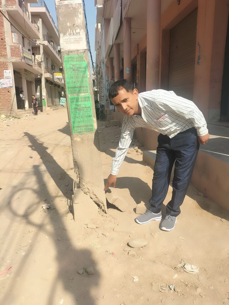 A broken electric pole can fall any time, causing an accident. | टूटा ...
