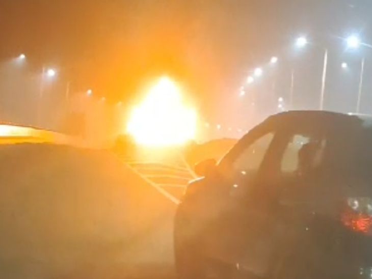 Car caught fire on Inner Ring Road of Agra