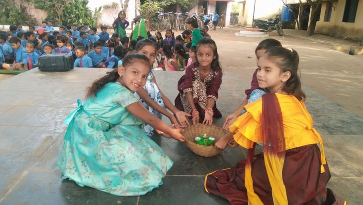 Children presented Suva Geet, Karma, Dadriya and Raut Nacha. | बच्चों ...