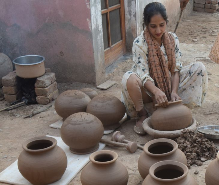 When demand increased, electronic chalk was installed... | .डिमांड बढ़ी ...