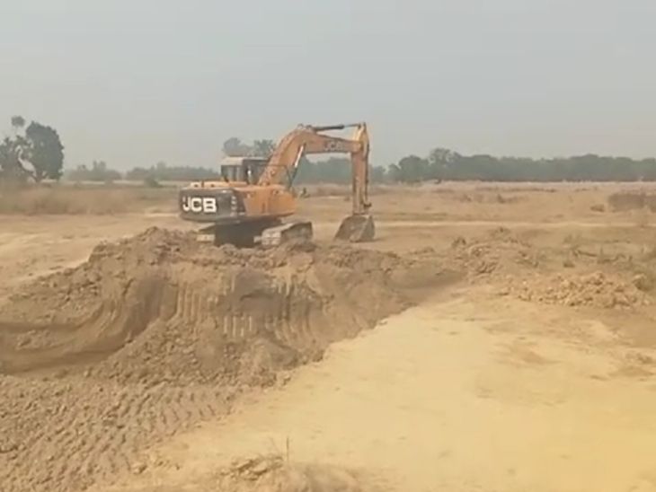 JCB-Pokeland machine roaring in Kotwali village in Sultanpur