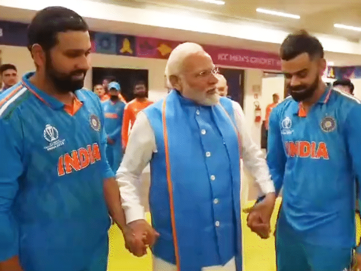 लॉकर रूम में रोहित-विराट का हाथ थामे नजर आए मोदी – हार के बाद उन्होंने शमी को गले लगाया और टीम इंडिया का हौसला बढ़ाया।