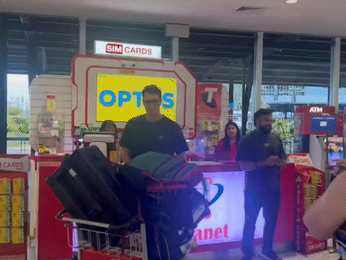 विश्व कप जीतने के बाद घर लौटे कमिंस को एक सामान्य यात्री की तरह गाड़ी में सामान लादते, टैक्सी के लिए कतार में खड़े देखा गया