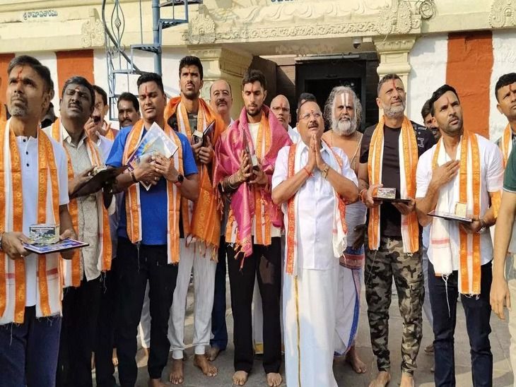 टी-20 मैच से पहले मंदिर पहुंची टीम इंडिया: खिलाड़ियों ने आंध्र प्रदेश के सिम्हाचलम में लक्ष्मी नरसिम्हा मंदिर के दर्शन किए.