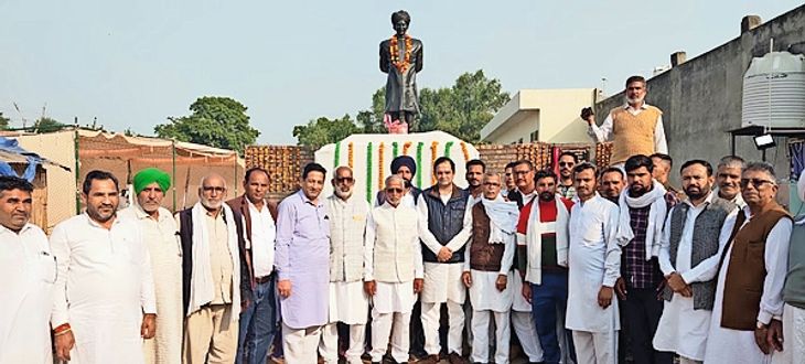 MP Brijendra unveiled the statue of Sir Chhotu Ram in Kisan Bhawan ...