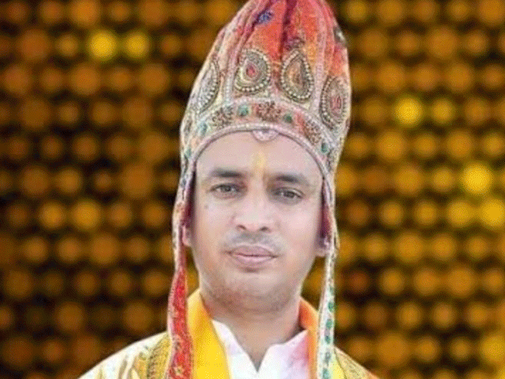 Stone hits face while breaking glass कांच को तोड़ते हुए मुंह पर लगा