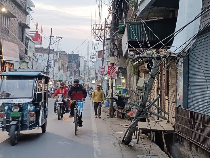 A pillar is hanging on the main market road in Rampur