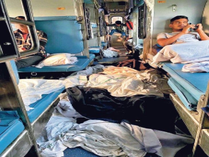Passengers getting blankets and sheets trampled under feet in Pune