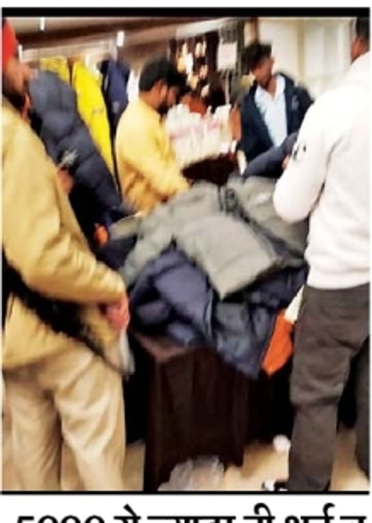 Fake brand clothes, pamphlets sold in exhibition | प्रदर्शनी में बेचे ...