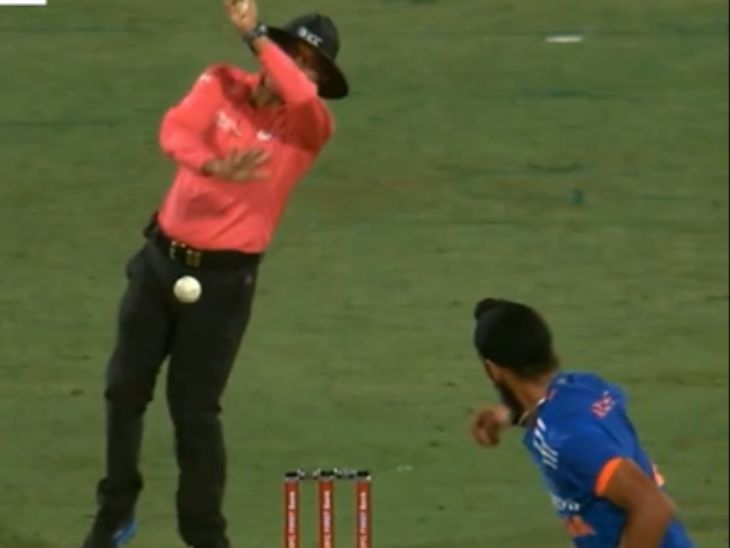 दूसरी गेंद पर सूर्यकुमार को मिली जान: गेंद फिर अंपायर के पास गई, मैकडरमॉट की गलती से छक्का 98 मीटर तक चला गया;  सर्वश्रेष्ठ क्षण