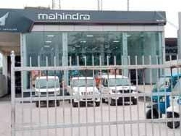Thief entered car showroom of Maharajpur and stole cash | महाराजपुर के ...