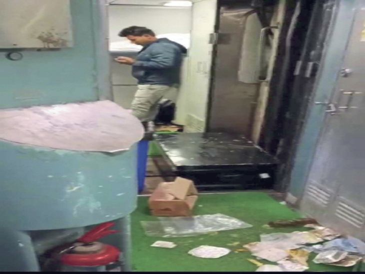 The condition of Rajdhani train is bad, blankets and sheets are dirty