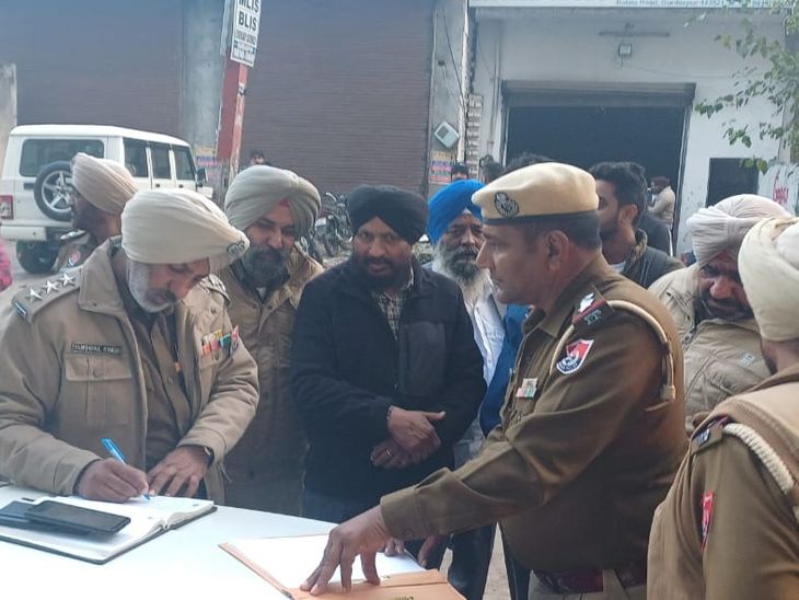 Gurdaspur Two Soldiers clash over old rivalry update गुरदासपुर में पुरानी रंजिश को लेकर भिड़े