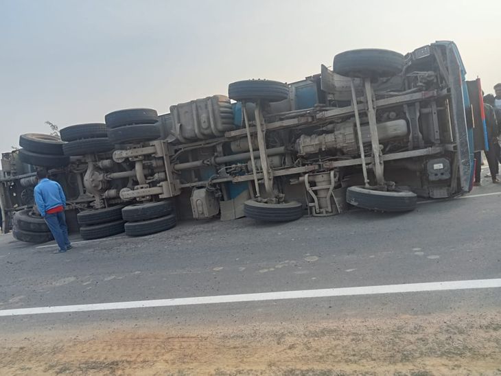 16 wheeler truck lost control and overturned, driver saved | 16 चक्का ...