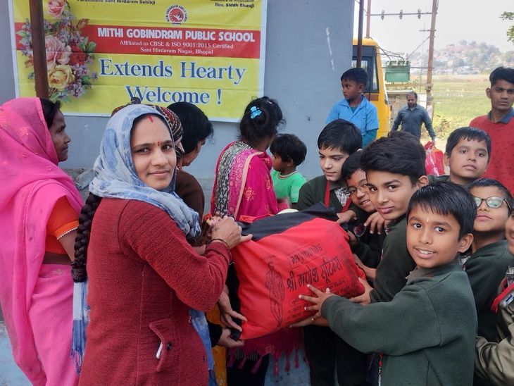 Students of Mithi Gobindram Public School, Bhopal distributed fruits ...