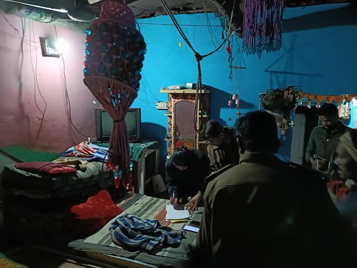 Dead body found hanging in the house; Chhapara police seized two mobile ...