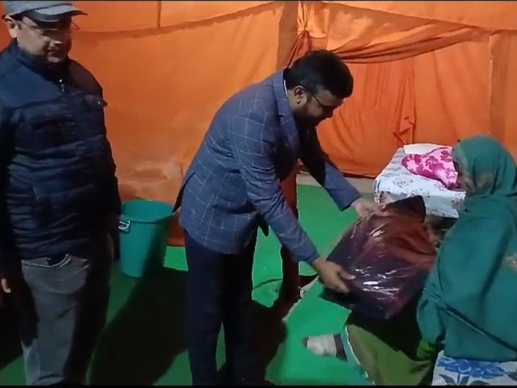 Late night DM saw the arrangements in Etah एटा में देर रात डीएम ने