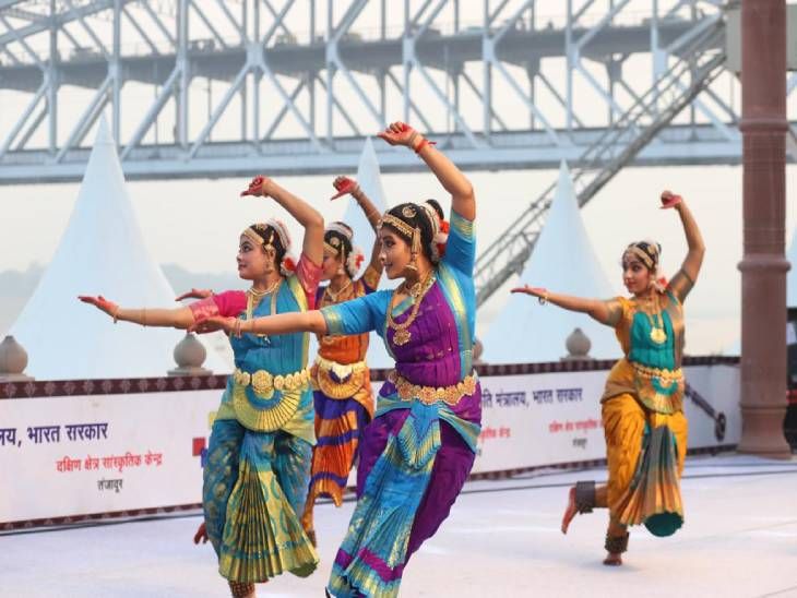 'What a stir there was in Awadh, Ram took incarnation.' | 'अवध में कैसी ...