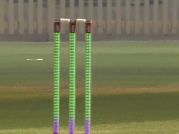 पुरुष क्रिकेट में पहली बार इलेक्ट्रा स्टंप का इस्तेमाल: बिग बैश लीग में नई तकनीक;  जैसे ही आप खेल के क्षणों को महसूस करते हैं यह रंग बदलता है।