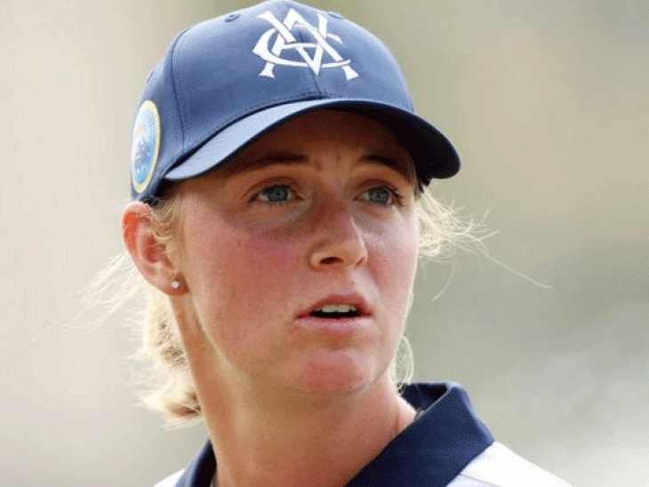 25 वर्षीय सोफी बैश लीग की अग्रणी विकेट लेने वाली गेंदबाज हैं: ऑस्ट्रेलियाई स्पिनर, क्रिकेटर और चित्रकार;  उन्हें अपने पिता से दो करियर विरासत में मिले।