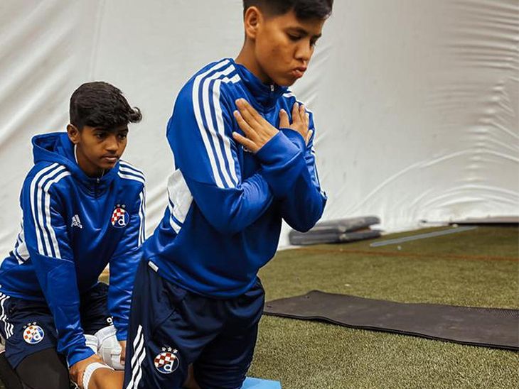 फुटबॉलर काशमीना क्रोएशियाई टीम डायनामो ज़ाग्रेब में शामिल हुईं: मणिपुर में अशांति के कारण उनकी मां को स्थानीय टूर्नामेंट में पकौड़े बेचने पड़े;  पिताजी भी फुटबॉलर हैं.