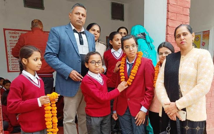 DN Model School student Saroj becomes role model | डीएन मॉडल स्कूल की ...