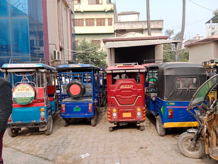 20 e-rickshaws and 5 tractors seized without number plates | बिना नंबर ...