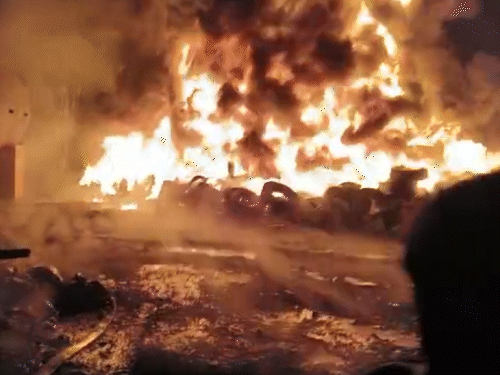 टायर गोदाम में लगी भीषण आग, VIDEO: धमतरी में 2 किमी दूर से दिख रही थीं लपटें; फायरब्रिगेड ने 13 घंटे में पाया काबू