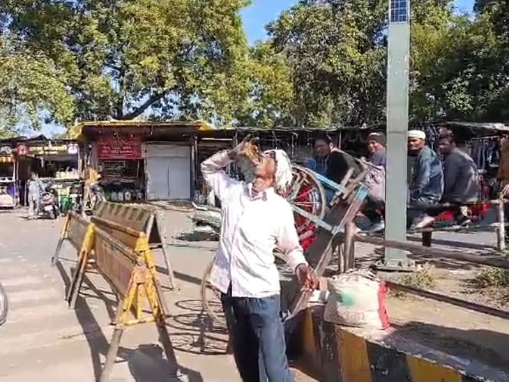 Drunkard took over the traffic of Jabalpur VIDEO शराबी ने संभाला
