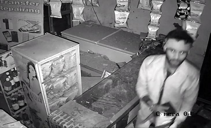 Thief broke into the shop's roof and entered, caught on camera | दुकान ...