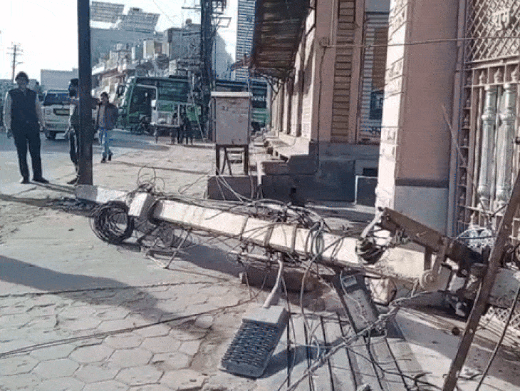 Dumper broke the wires and knocked down the light pole, created panic