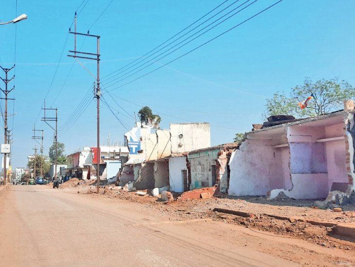 On one side it was constructed 17 meters from the central verge, on the ...