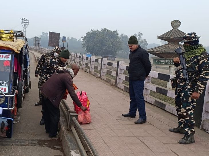 Security increased on India-Nepal border on Republic Day | गणतंत्र दिवस को लेकर भारत-नेपाल सीमा पर बढ़ाई गई सुरक्षा: रक्सौल के स्टेशनों पर जांच मशीन से हर संदिग्ध यात्रियों की टेस्ट की जा रही - Motihari (East Champaran) News | Dainik Bhaskar