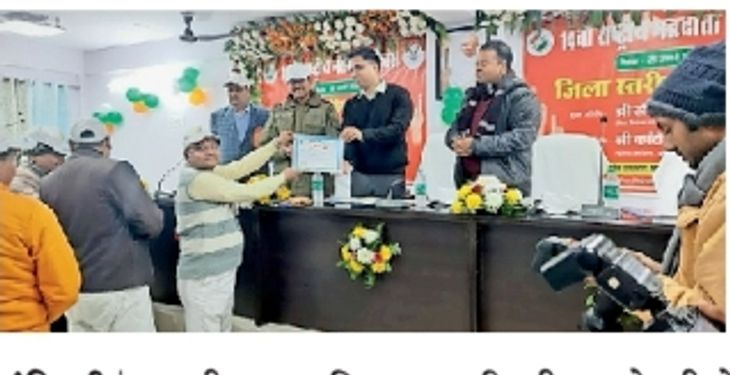 Mehsi's BLO Tarakeshwar Dubey was honored for his good work. | बेहतर ...